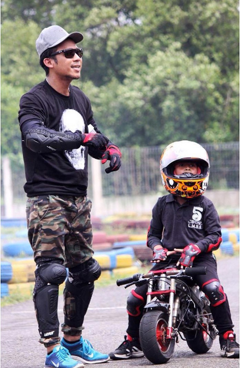 Denny Cagur Ajarkan Anak Balap Motor