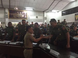 Di Depan Siswa Seskoad, Bupati Yoyok: Buktikan Tentara Bukan Tukang Gusur Di Depan Siswa Seskoad, Bupati Yoyok: Buktikan Tentara Bukan Tukang Gusur