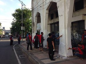 Ribuan PNS Surabaya Percantik Bangunan di Jalan Tunjungan