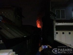 Warga Ramai-ramai Bantu Padamkan Api di Bukit Duri Jaksel
