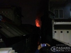 Warga Ramai-ramai Bantu Padamkan Api di Bukit Duri Jaksel