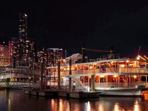 Yang Asyik di Brisbane, Makan Malam Naik Kapal Pesiar Mengarungi Sungai Yang Asyik di Brisbane, Makan Malam Naik Kapal Pesiar Mengarungi Sungai