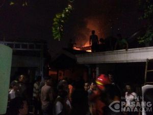 Kebakaran Landa Pemukiman Padat di Bukit Duri, 13 Damkar Dikerahkan