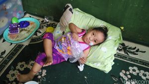 Potret Siti Maemunah Bikin Celengan untuk Kebutuhan Anaknya yang Cacat Lahir