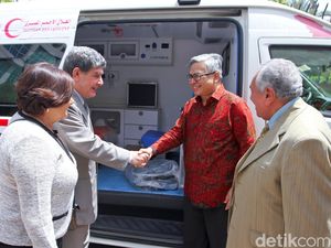 Dubes RI Serahkan 2 Ambulans dari Warga Indonesia ke Bulan Sabit Merah Mesir