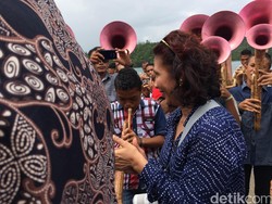 Riangnya Menteri Susi Ikuti Irama Alunan Musik Bambu di Sangihe