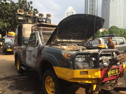Penampakan Bangkai Mobil Patroli Polisi yang Terbakar di Semanggi