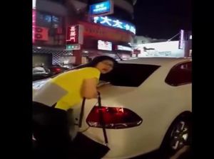 Wanita Ini Ikut Diseret Derek karena Mobil Parkir Sembarangan