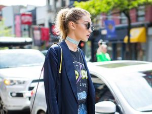 Hanya T-shirt & Celana Pendek, Gaya Santai Gigi Hadid Habiskan Rp 34 Juta