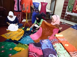 12 Oleh-oleh Khas Kalimantan Selatan, Ada Kue Lam-Kain Sasirangan