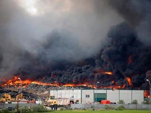 Asap Pekat Akibat Ban Bekas Terbakar, 9.000 Warga di Spanyol Dievakuasi