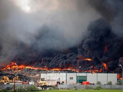 Asap Pekat Akibat Ban Bekas Terbakar, 9.000 Warga di Spanyol Dievakuasi