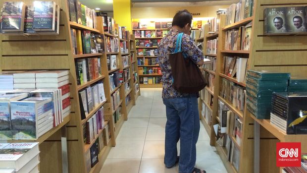 Suasana salah satu sudut toko buku Gramedia yang tidak lagi memuat literatur mengenai komunisme, marxisme, leninisme, dan PKI, Sabtu (14/5).