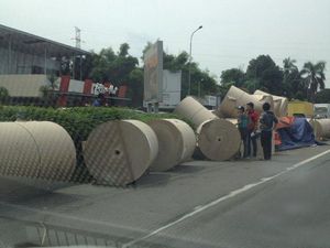 Imbas Kecelakaan Truk Pengangkut Kertas, Tol Cawang Arah Bekasi Macet 12 Km