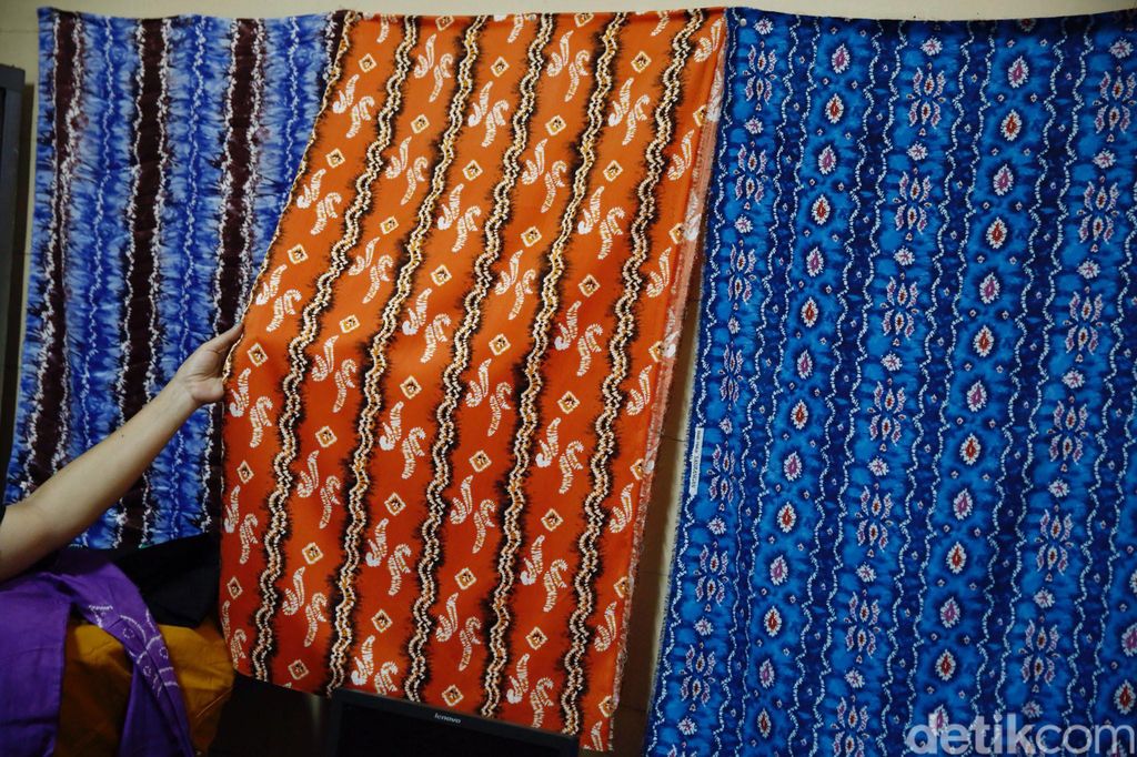 Banjarmasin terkenal dengan kerajinan kain Sasirangan. Yuk kita lihat proses pembuatan kain tersebut di Rumah Sasirangan yang didirikan oleh Bank Indonesia.