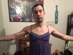 Pakai Baju Wanita Berukuran XL, Pria Ini Populer di Internet