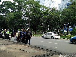 Puluhan Pengendara Sepeda Motor Ditilang di Depan Monas