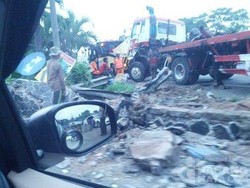 Ada Truk Kontainer Tabrak Separator Jalan, Tomang Arah Tangerang Macet 13 KM