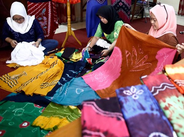 Melihat Pembuatan Kain Sasirangan