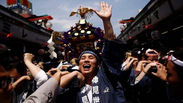 Kemeriahan Festival Sanja di Jepang