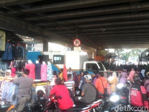 Plt Gubernur Cek Sendiri PKL Tanah Abang yang Jualan di Trotoar