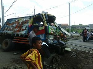 Ban Ambles di Perlintasan Rel Tambun, Sopir Truk Selamat dari Sambaran KA