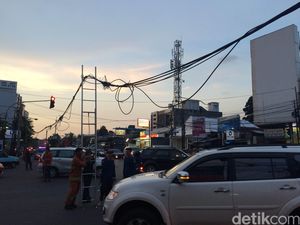 Petugas Masih Tangani Kabel di Jl Dewi Sartika yang Tertarik Truk Overload