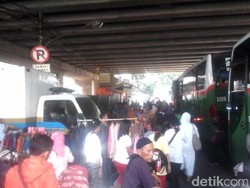 Ada Satpol PP di Blok F, PKL Tanah Abang Jualan di Depan Blok G