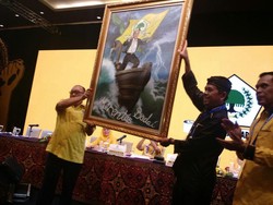 Usai Baca LPJ, Ical Diberi Lukisan Merentas Badai oleh Dedi Mulyadi