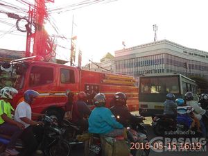 Ada Kabel Menjuntai, Lalin di Pertigaan Jl Dewi Sartika Jaktim Macet