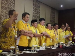 Akom Cs Sindir Luhut: Lagi-lagi Nama Presiden Dibawa-bawa