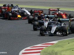 Tabrakan, Rosberg dan Hamilton Out di Lap Pertama