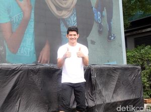 Redam Emosi, Iko Uwais Perbanyak Senyum