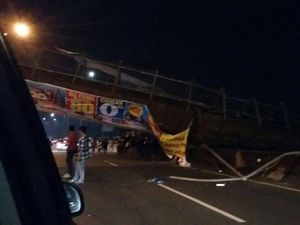 Dua Crane Tiba di Lokasi Untuk Angkat JPO yang Roboh di Tol BSD