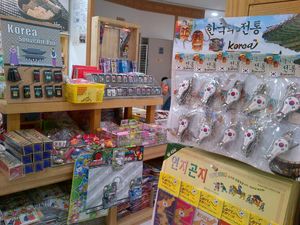 Toko Suvenir yang Jadi Favorit Turis Indonesia di Seoul