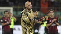 Christian Abbiati mencuat di akhir 1990-an saat Sebastiano Rossi sudah memasuki periode senja kariernya. Sempat menjadi kiper utama Rossoneri namun kemudian tergusur Dida, Abbiati dipinjamkan ke Juventus pada 2005/2006 untuk menggantikan Gianluigi Buffon yang mengalami dislokasi bahu. (Getty Images/Marco Luzzani)