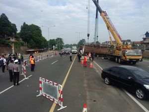 Polisi: Ada Kelalaian Sopir Truk Terkait Robohnya JPO di Tol BSD Polisi: Ada Kelalaian Sopir Truk Terkait Robohnya JPO di Tol BSD