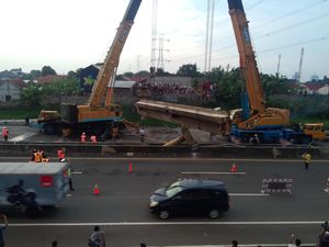 JPO di Tol BSD Roboh, Polisi Periksa Perusahaan Trailer dan Crane