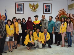 Rektor UT Indonesia Wisuda Lulusan Perdana di Yunani