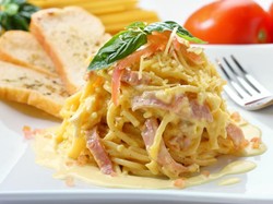 Makan Siang dengan Spaghetti Carbonara yang Gurih Creamy di Tempat Ini Yuk!