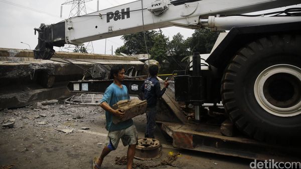 Evakuasi JPO yang Roboh Ditabrak Truk