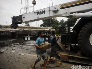 Evakuasi JPO yang Roboh Ditabrak Truk