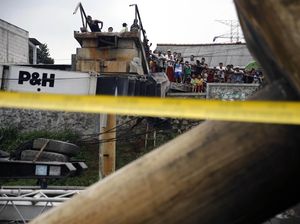 Warga Tonton Proses Evakuasi JPO