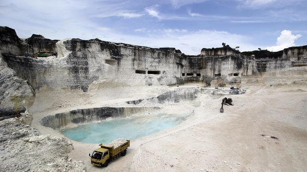ilustrasi Tambang Batu Kapur Pekerja menambang batu kapur menggunakan alat berat di Bukit Jaddih, Bangkalan, Jawa Timur, Minggu (15/5). Batu kapur yang digunakan untuk dinding dan pondasi bangunan tesebut dijual dengan harga Rp250 per buah. ANTARA FOTO/Moch Asim