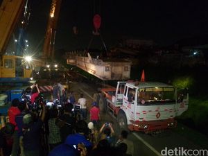 Polisi: Hidrolik Crane Tiba-tiba Naik dan Kena JPO Tol BSD