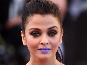 Foto: Penampilan Berani Aishwarya Rai di Cannes, Pakai Lipstik Ungu Terang