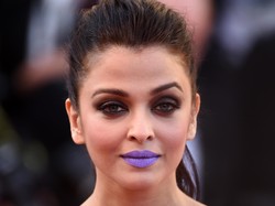 Foto: Penampilan Berani Aishwarya Rai di Cannes, Pakai Lipstik Ungu Terang