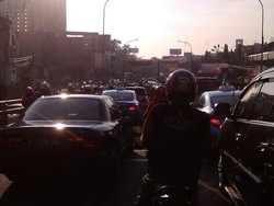 Imbas JPO Dihajar Trailer di Tol BSD, Ruas Jl Raya Ciputat Macet Berat