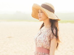 Foto: Bergaya Feminin dengan Motif Floral Ala Aktris Cantik Shu Qi