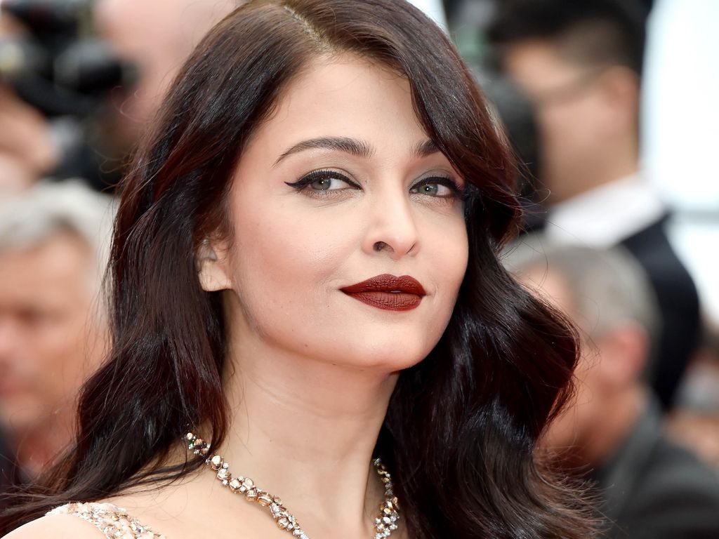 Pesona Aishwarya Rai di Red Carpet Festival Film Cannes 2016